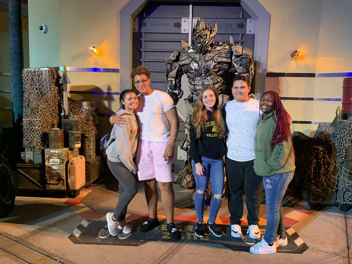 _maggie__2016's tweet image. With my favorite people!!! 💕#gradbash2k19