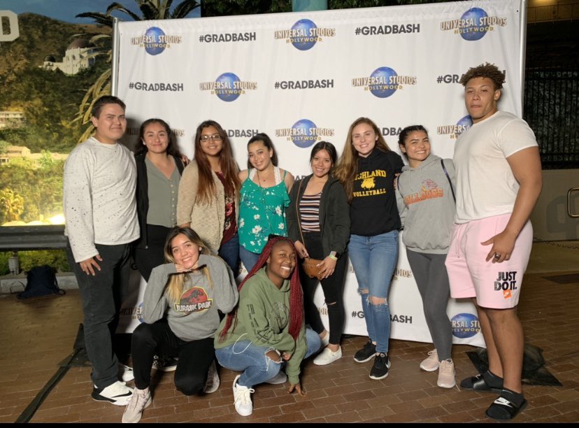 _maggie__2016's tweet image. With my favorite people!!! 💕#gradbash2k19