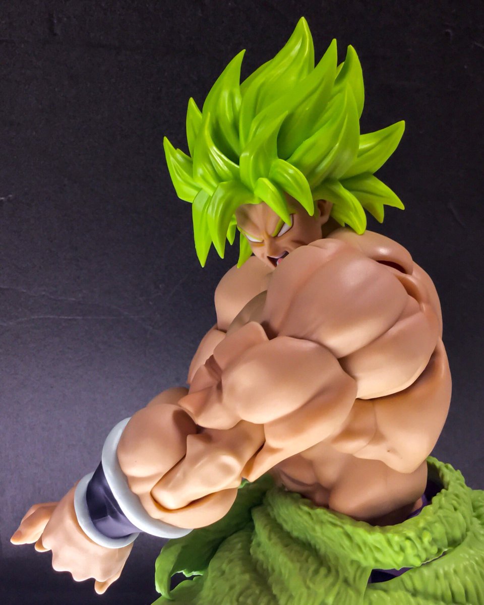 七竈アンノ おねチャ 連載中 ぱち 応援大使 フィギュアーツのブロリーの筋肉造形 有名なナダル の写真と比べてみたけれど ポージングさせた時の筋肉の流れというか繋がりがめちゃくちゃ自然につながるように作られてるの本当にすごい 前から見た