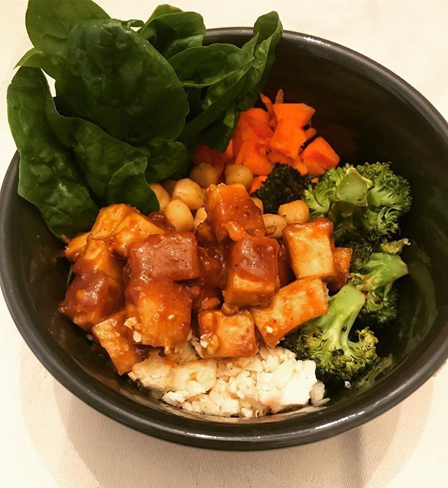 ylimed1's tweet photo. Peanut tofu bowl with cauliflower rice! Recipe by #delishknowledge. This meal is soooo delicious and Never disappoints! I added cauliflower rice this time instead of regular rice to cut a few calories and carbs 🙃. #vegan #plantbased #poweredbyplants #veggiebowl #vegetarian #… https://t.co/OID9a2oPlK