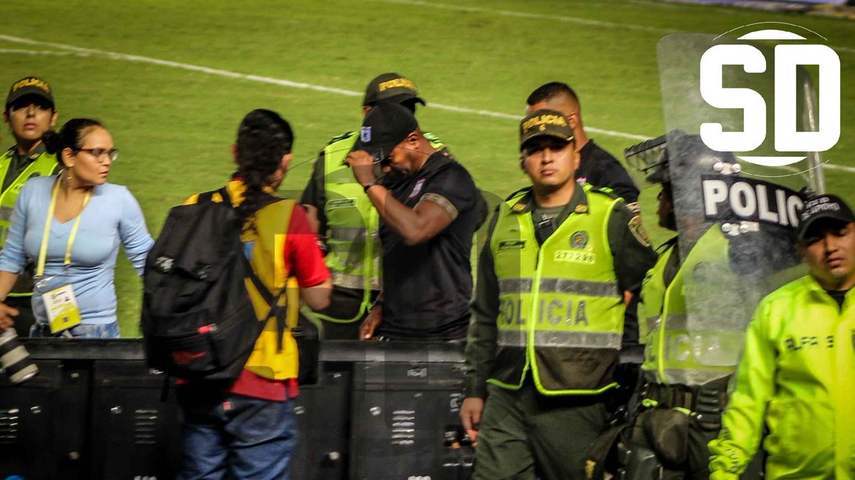 SemaforoDeporti's tweet photo. Así salió Jersson González DT del #AmericaDeCali tras perder 3-0 con #Pastp y quedar eliminado de la #LigaÁguila.
¿Es el único responsable? ¿Es el responsable mayor?
@JulianMarin85 @cafellaga @VSS1927 https://t.co/yPUpcLzPXj
