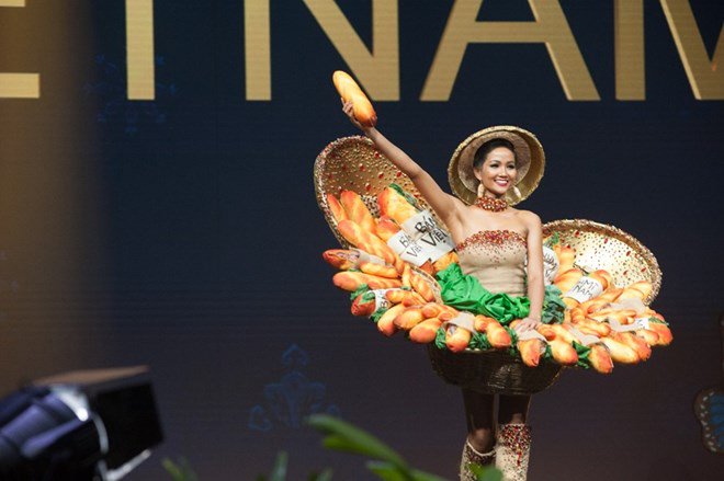 MediaAsie's tweet photo. Miss Vietnam élu plus belle femme au monde. « Je veux donner du courage à ceux qui doutent. » 

Elle honore le costume national vietnamien baptisé « banh mi » ou « sandwich vietnamien ». #MissVietnam #sandwich #mb2019 https://t.co/hZlVtVZcow