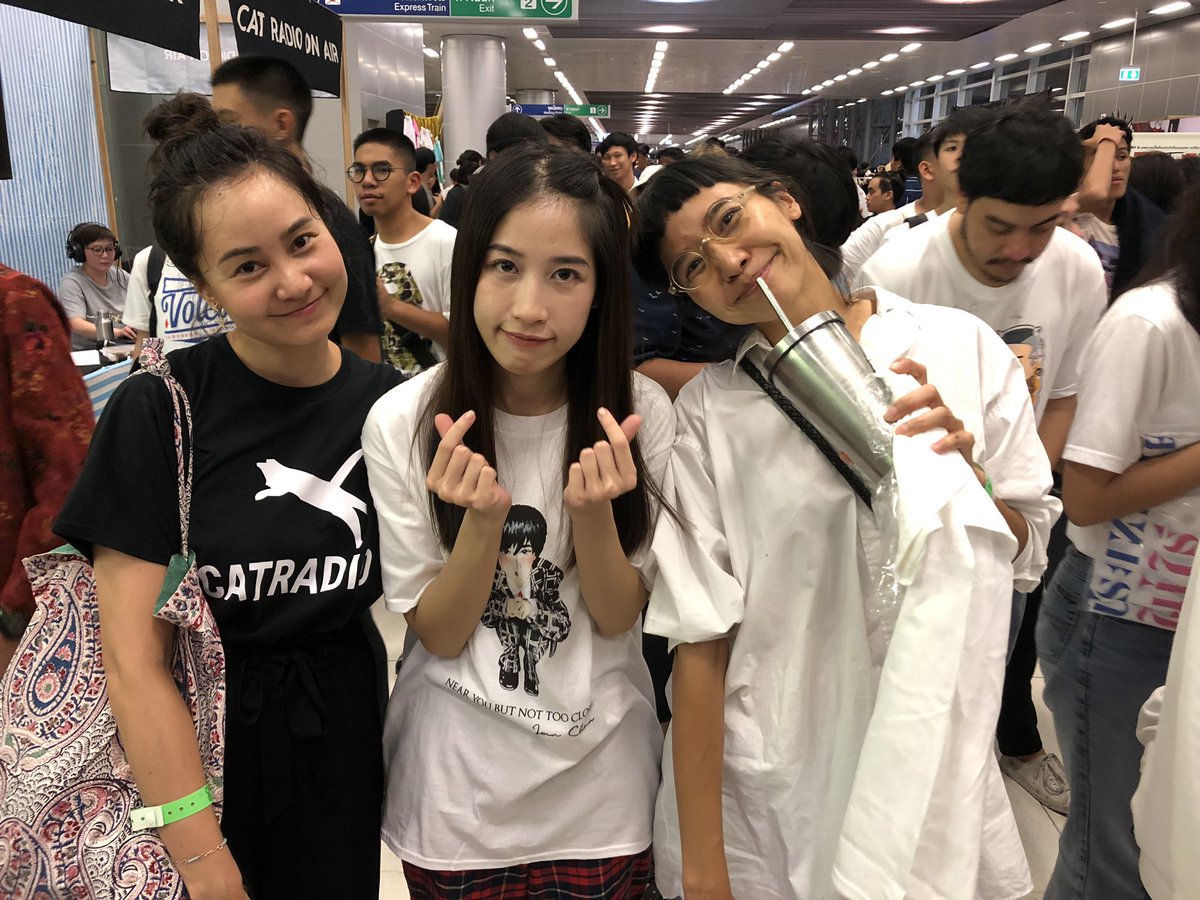 supparodnan's tweet photo. น้อง #Janchan เดินสายแจกเสื้อพี่ๆดีเจ #เป็นดีเจก็ดีแบบเน้😆😆😆 #ถ่ายรูปไม่มีใครโชว์เสื้อน้องเลย555 #เก็บใส่กระเป๋าอย่างเร็ว @plenoiii #cattshirt #cattshirt6 #catradio https://t.co/t7X5hUvj3x