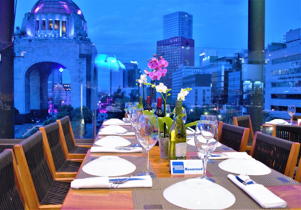 Te invitamos a que experimentes una exquisita cena con una inigualable vista, cerramos a las 2:00 a.m, reserve al ☎️ 57.05.13.59

#terrazacoronela #ComidaEspecial  #monumentoalarevolucion