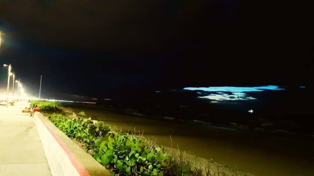 RedVer1's tweet photo. Extraño resplandor en el cielo esta noche en Coatzacoalcos https://t.co/lkOFQrkU6y https://t.co/KACY9EqHcH