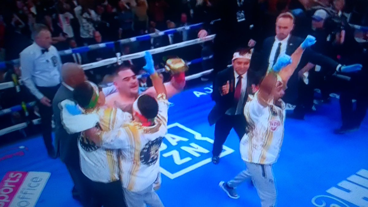 RevistaRingside's tweet photo. #RSBox #HISTÓRICO primer campeón mexicano de peso completo!!!! 🇲🇽🏆

Andy Ruiz Jr. acabó con  el monstruo inglés, Anthony Joshua, quitándole lo invicto y todos los títulos que ostentaba, en una pelea de un solo lado, el corazón el valor y la casta, se impusieron. https://t.co/G8zM4FCM2f
