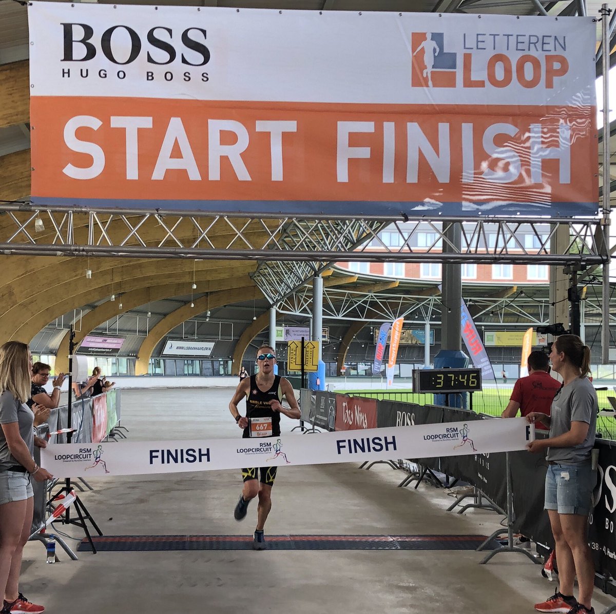 Hannah Olbrond komt als eerste dame op de 10 km over de streep in een fantastische 37:45!! 🏆