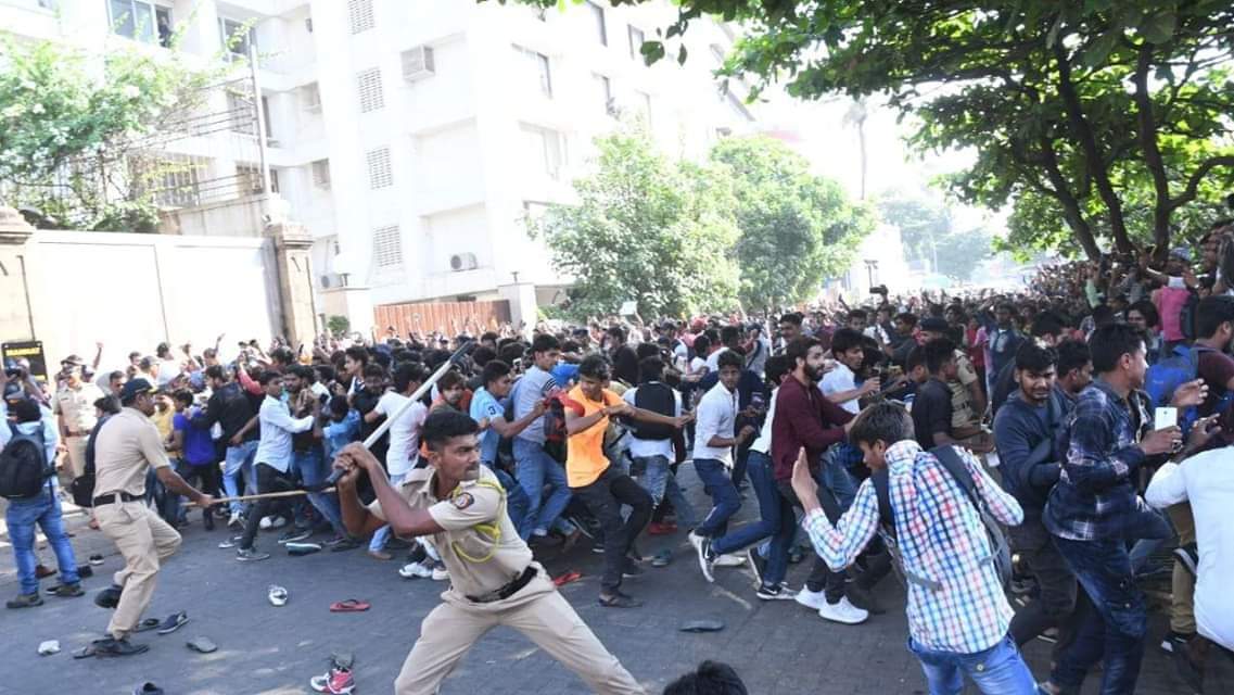 SRKISWORLD's tweet photo. What a memory Mere life ka Sabse Best Day #2Nov2018 At Mannat Apun Bhi 4 mar khaya Tha @MumbaiPolice Ke Dande But Jab @iamsrk sir ko deka sab Dard chal Gya 😭😭😭❤❤❤❤❤ missing this Day can't wait agin #memories #153daystogosrkbirthday https://t.co/jpeQ2fasQo