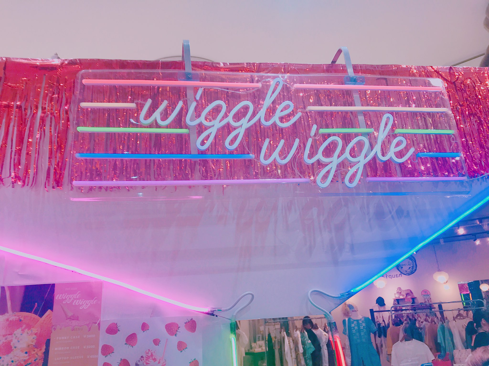 土屋 彩香 韓国でtwice Bts Black Pink Wanna Oneなど有名kpopアイドルが愛用 しているブランドwigglewiggleが原宿に出来たんだって ちなみに私のiphoneケースも Wiggle Wiggleです 店内がネオンになってて可愛い Wigglewiggle 土屋 彩香 韓国でtwice Bts Black Pink Wanna Oneなど有名kpopアイドルが愛用 しているブランドwigglewiggleが原宿に出来たんだって ちなみに私のiphoneケースも Wiggle Wiggleです 店内がネオンになってて可愛い Wigglewiggle