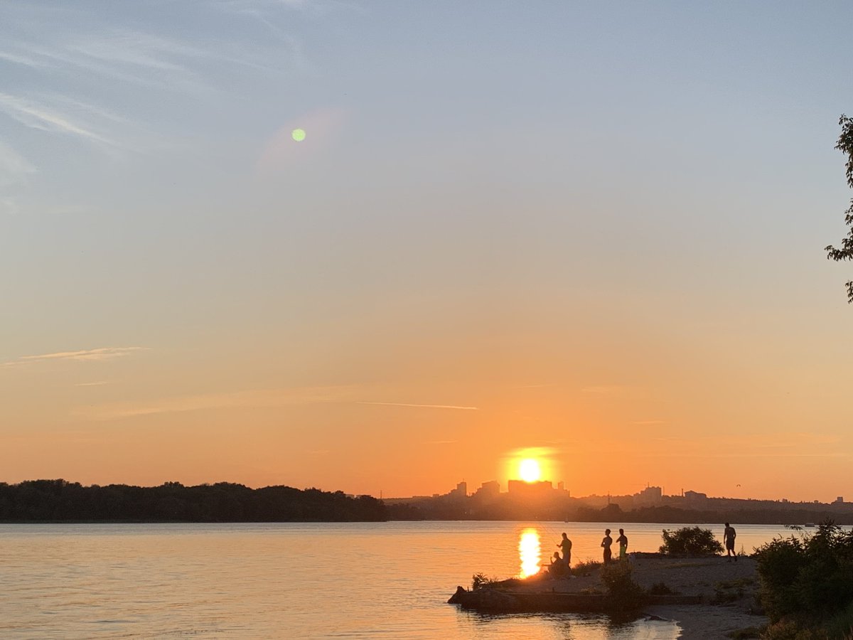 poolmaster3's tweet image. Солнце и луна одновременно.