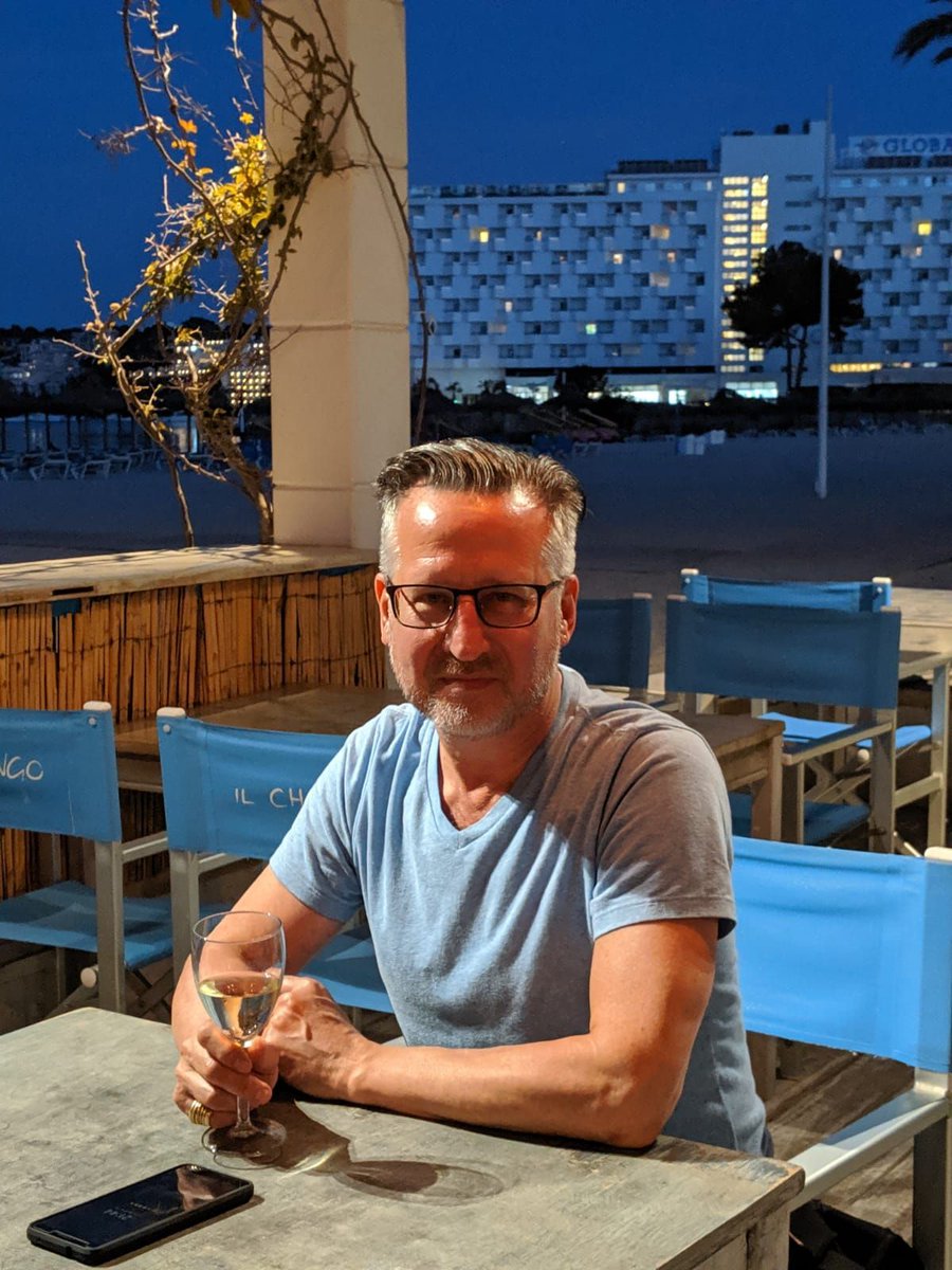 BBFlowersLondon's tweet photo. One half of Bloomsbury Flowers is celebrating a rather special birthday today - happy birthday Mark! Hereβs to having the happiest of birthdays on the beach where we trust you will have a glass of wine within arms reach all day long! π₯π·πΊβοΈπ #sixtytoday #happybirthday https://t.co/44oQYuh0m0