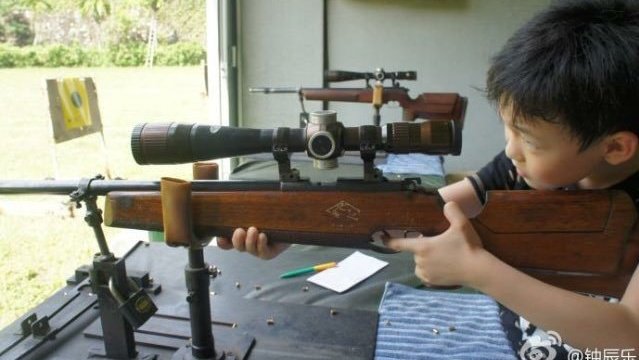 ︎#1 jisung enthusiast on Twitter: "chenle chenle holding a holding a gun gun  when he when he was a baby is a big baby https://t.co/rQrbs04HvG" / Twitter
