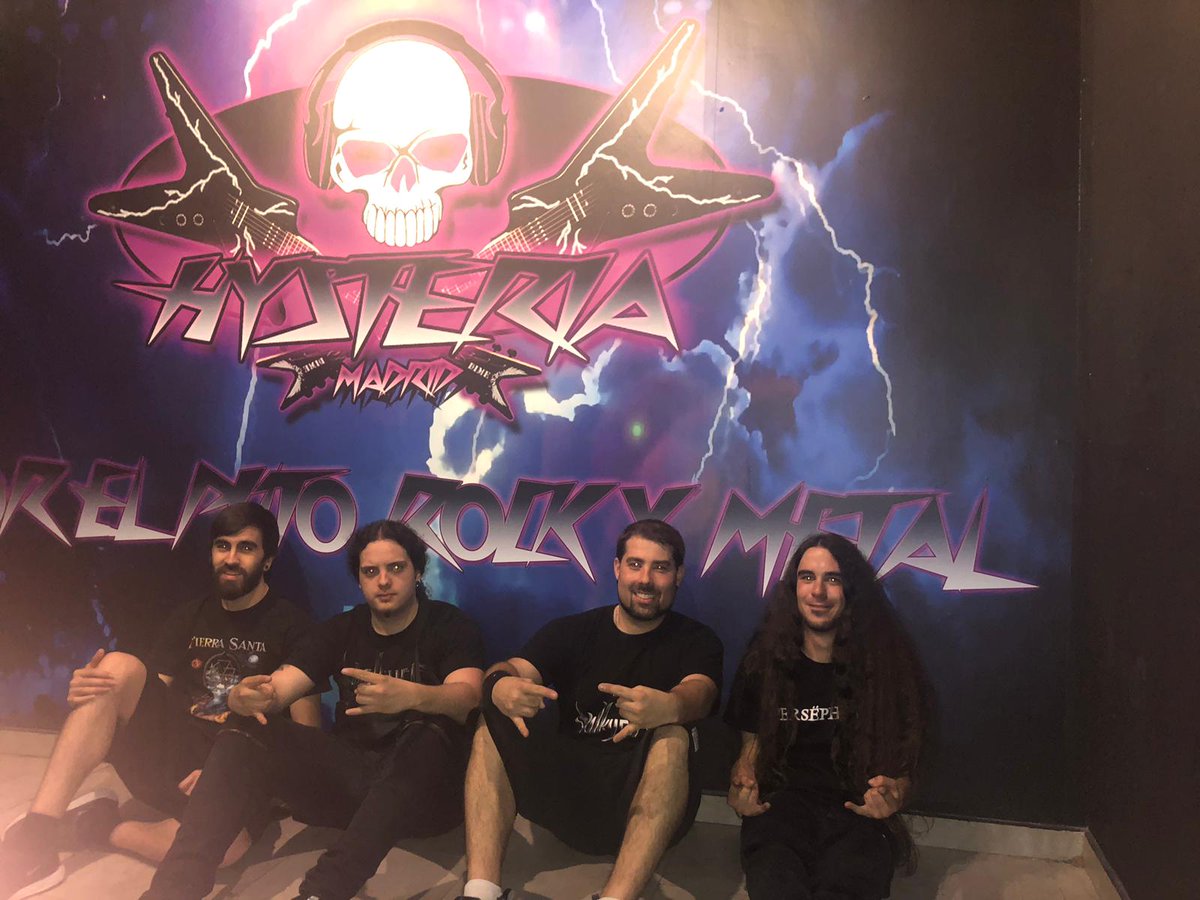ValkyriaOficial's tweet photo. Ya de vuelta, nos vamos muy contentos de Madrid. Siempre es un placer ver que fuera de casa se cantan los temas tan alto. Sois enormes, nos vamos con muy buen sabor de boca y con ganas de volver.
¡¡¡Salud y heavy metal!!! https://t.co/5gqIr8xMt2