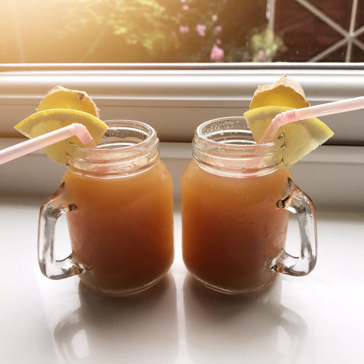 cookingdelight_'s tweet photo. Homemade Apple & Ginger Shot🥤🍎 Fiery and Refreshing juice shot that has so many health benefits! Click ⬇️ for the recipe:
https://t.co/MTYjWuRiNf
#summer #goodmorning #sunday #smoothies #breakfast #london #summertime #hot #food #foodblog #drink #shots #foodie #cookingdelight https://t.co/7Yc7B0InAO