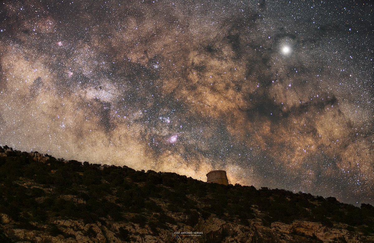Las noches sin Luna, son perfectas para captar la Vía Láctea, en este caso pasando por detrás de la Torre des Savinar.