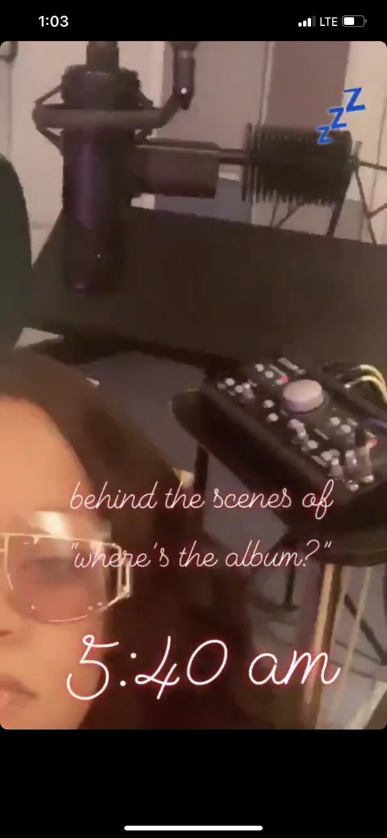 🚨 Rihanna is in the studio! 🚨