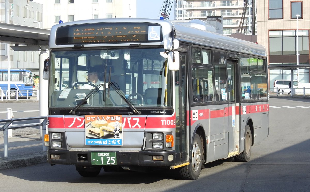 Orient Express 函館バス 03年に函館市の資本参加に伴い離脱するまでは東急グループであった為東急バス とほぼ同じ塗装 東急グループからは離脱したが 引き続き東急バスから移籍車を導入し続けている パトカーバスやディズニーバスが名物