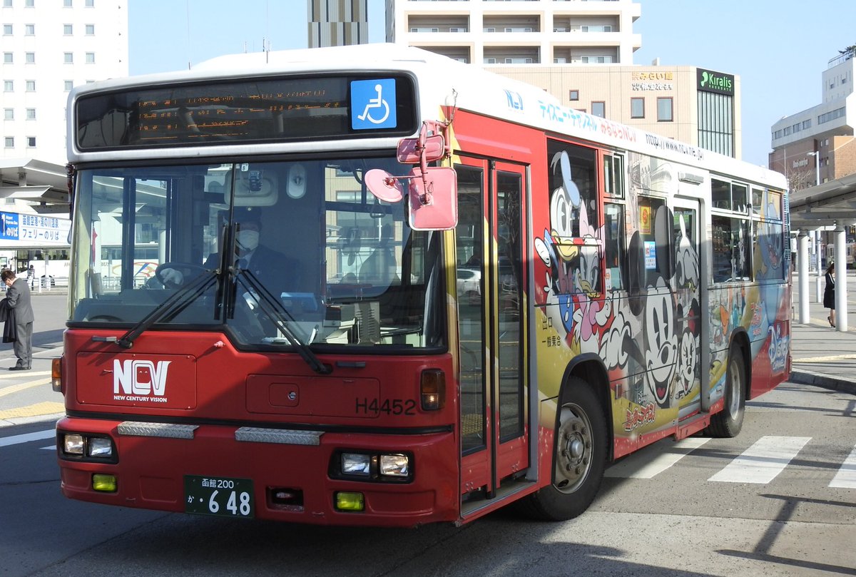 Orient Express 函館バス 03年に函館市の資本参加に伴い離脱するまでは東急グループであった為東急バス とほぼ同じ塗装 東急グループからは離脱したが 引き続き東急バスから移籍車を導入し続けている パトカーバスやディズニーバスが名物