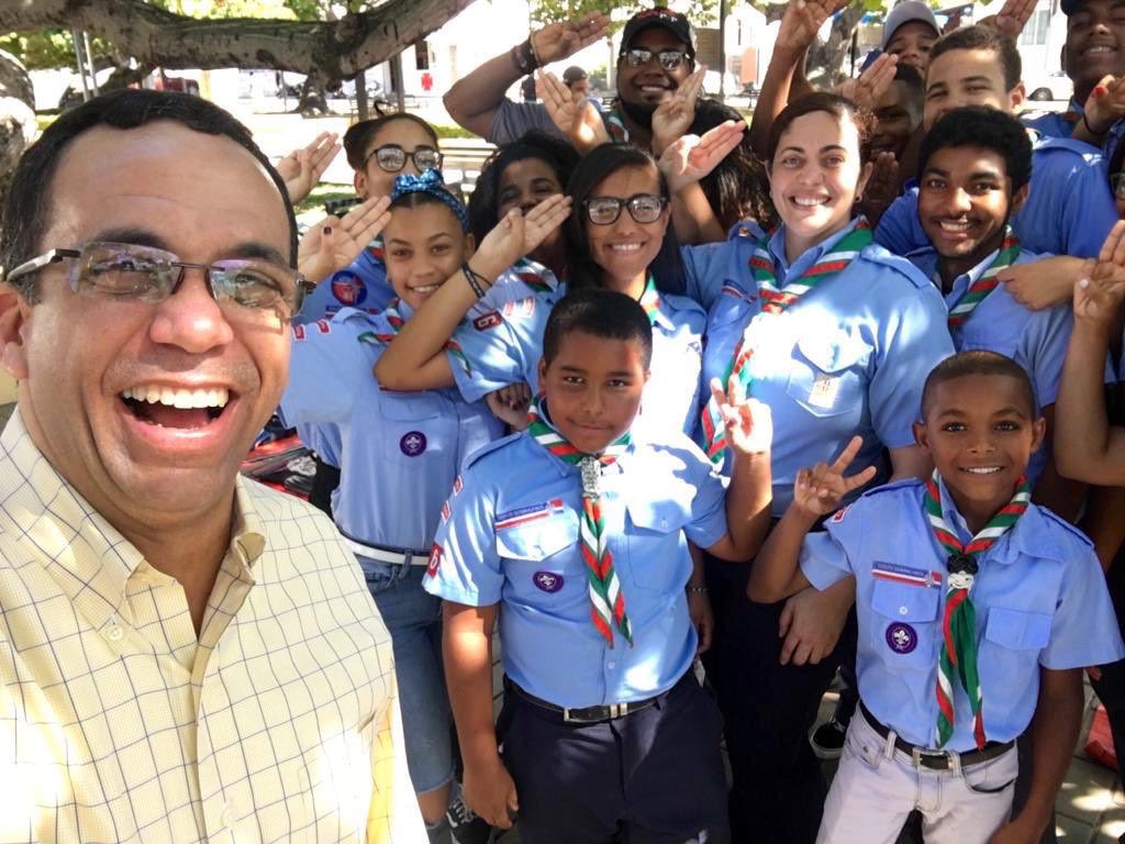 Visionemprende3's tweet photo. Durante nuestro recorrido por Puerto Plata, Andrés Navarro visitó el Grupo Scout 106 que cada sábado, acampa en el Parque Gregorio Luperón, y es que en su adolescencia, Andrés perteneció al grupo Scout del colegio Don Bosco. #NavarroElRelevoConfiable https://t.co/Aaacd8DsIF
