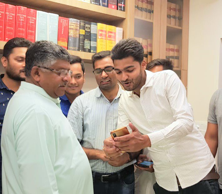 ayushjhabr's tweet image. असाधारण प्रतिभा के धनी,दूरदर्शी @rsprasad जी का संचार के क्षेत्र में एतिहासिक कार्य मील का पत्थर साबित हुआ.ढृढ इच्छाशक्ति के बल पर डिजिटल तकनीकी के क्षेत्र में क्रांति इतिहास के पन्नों में स्वर्णिम अक्षरों से दर्ज होगा.आभार आपने मोदी जी के @_DigitalIndia के सपनों को साकार किया.