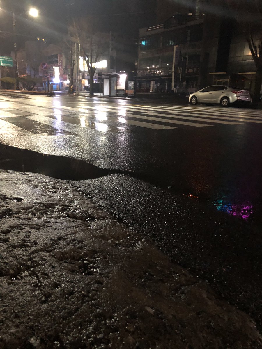 Subum_Lee's tweet photo. #task9 #GBTwriting
On March 21, I missed the bus going to my home. I just walked around the school waiting for the bus with taking picture. https://t.co/N5J7DCbFeF
