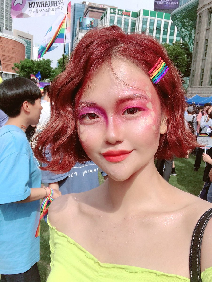 SolarKlimt's tweet photo. 퀴퍼화장용으로 벼르던 주비아스 플레이스 팔레트. 생각보다 발색, 발림성이안좋아서 브러쉬로 수십번 얼굴에 끼얹느라 접촉성 피부염 오졋고... 펄땡이 쳐발과 스티커로 겨우 살렸다 https://t.co/8obwPUlycZ