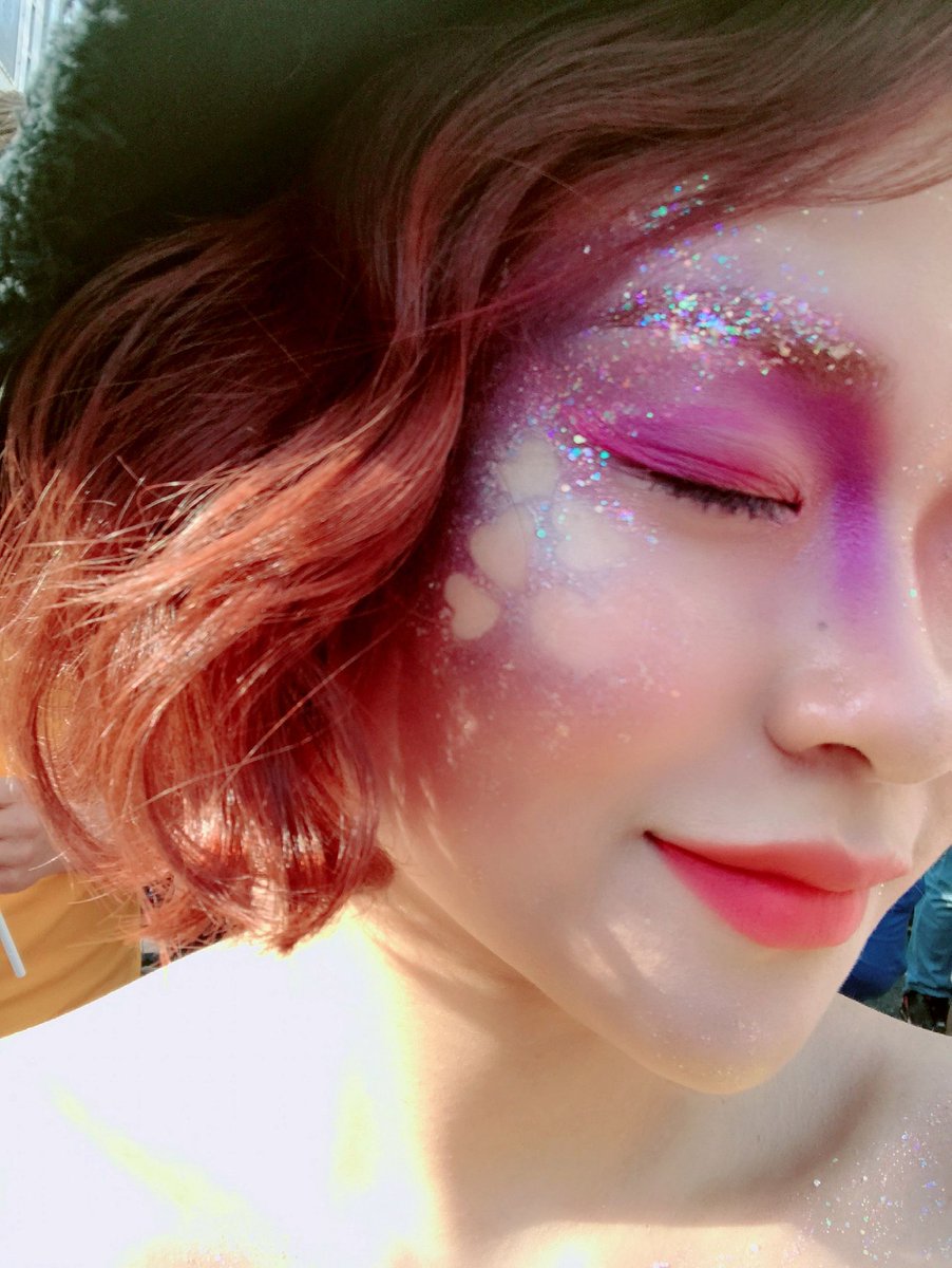 SolarKlimt's tweet photo. 퀴퍼화장용으로 벼르던 주비아스 플레이스 팔레트. 생각보다 발색, 발림성이안좋아서 브러쉬로 수십번 얼굴에 끼얹느라 접촉성 피부염 오졋고... 펄땡이 쳐발과 스티커로 겨우 살렸다 https://t.co/8obwPUlycZ