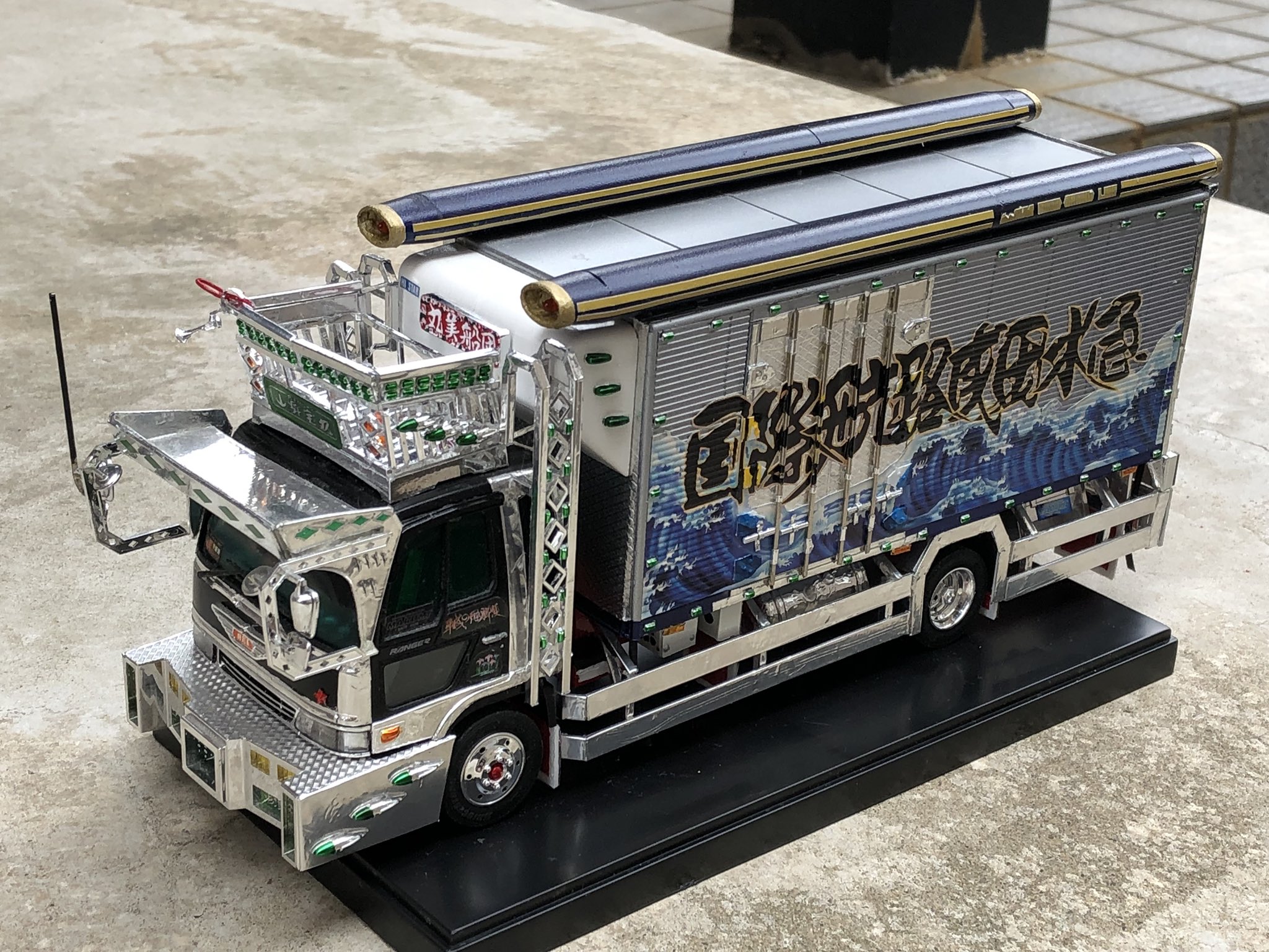 流れ星キセキ ウロコシールや縞板シールは東京デコトラカンパニー製で今は廃番品になっていますが立体感はアオシマよりもリアルなので再販して欲しいですね デコトラプラモ 成田商事 昇宝丸 T Co Sgyyiwxw06 Twitter