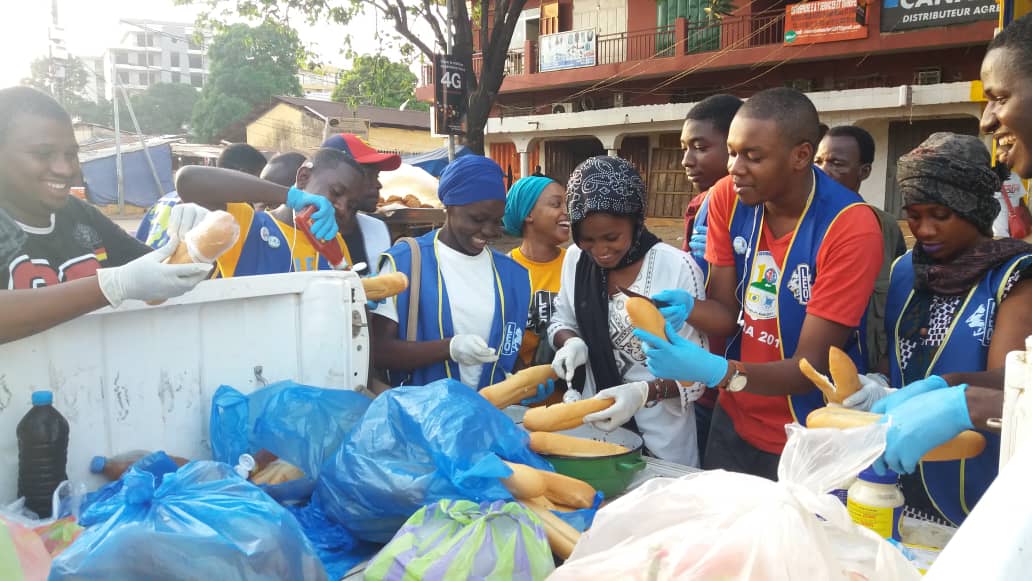 Dl403a1's tweet photo. Les Leos de Guinée  dans les Rues de Conakry pour distribuer des kits alimentaires pour la rupture du jeûne. #Kibaro #WeServe #LionsClubs https://t.co/tBUjDtK2NJ