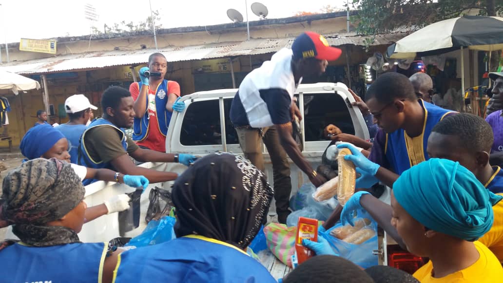 Dl403a1's tweet photo. Les Leos de Guinée  dans les Rues de Conakry pour distribuer des kits alimentaires pour la rupture du jeûne. #Kibaro #WeServe #LionsClubs https://t.co/tBUjDtK2NJ