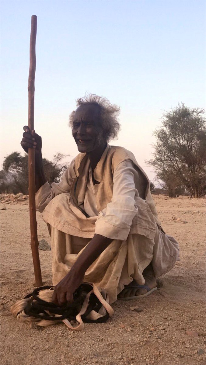 فقير وشايب ولاحقه من ضيم الزمان اضرار
ولا له غير سنٍ واحد وله بسمةً زينه

وبعض الناس وضعه زين وسنونه سنون حمار
والى شفته تقول انه فقير وحالته شينه

#صباح #الخير
#محمد #المقحم