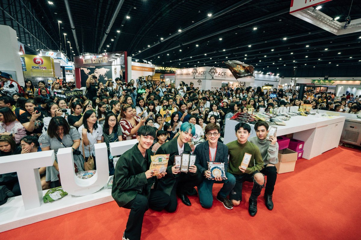 Harry_jaii's tweet photo. Welcome &amp; Thank you @gunnapatn LAVITA’s Presenter ขอบคุณ @perthppe @bplannnnn @titlekplee มากๆที่มาพบกันที่ BOOTH ขอบคุณที่มาสร้างสีสันและความสุขให้กับลูกค้าและ Fan Club ทุกคน ขอบคุณ @pupaemanager @gin_chintasuras ที่ยินดีมาร่วมงานทุกครั้ง ขอบคุณมากๆครับ 🙏 https://t.co/lMxJkRoTo0