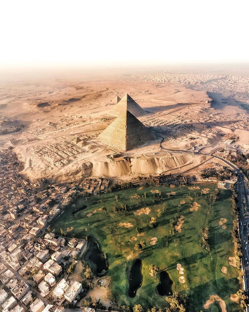 NatGeoMagArab's tweet photo. تخيل أن يعود بك الزمان لتشهد عظمتها قبل آلاف السنين!
لقطة جوية مذهلة تظهر تباين المساحات في #القاهرة بين خضرة يغذيها النيل وصحراء قاحلة تحتضن بعض أعظم الأثار على وجه الأرض وجانب من المدينة المكتظة بالملايين
تصوير: Matias https://t.co/W1my3riX2m