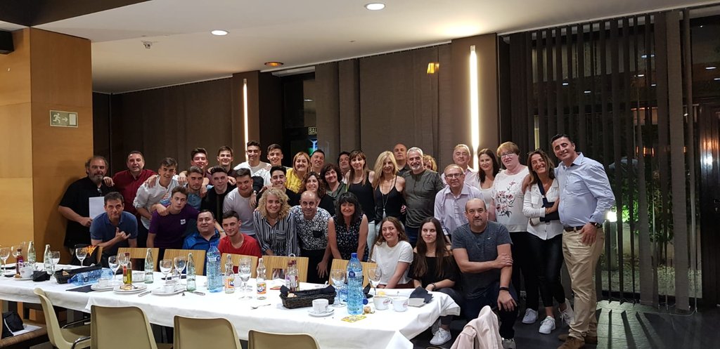 fsmontcada's tweet photo. Cena despedida de temporada juvenil A de #Montcada una gran familia #fsmontcada #cfsmontcada #futsal #futbolsala #broncesval #maderassanandres #hierrosiserte #instalacionsanjor #groupvalles @electrodomesticoscarretero @amacautomotive @reixacdental https://t.co/tsbnFeS5Do