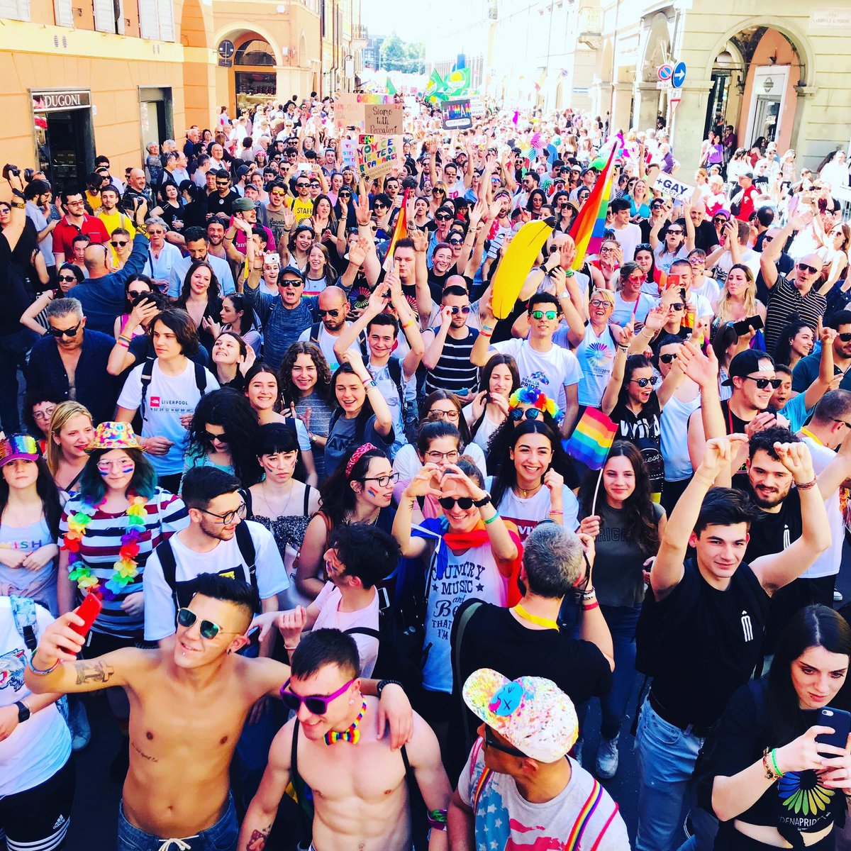 radio__zek's tweet image. Modena ieri: a sinistra i pochi in processione contro i diritti gay; a destra le decine di migliaia che hanno sfilano per i diritti di tutti. Il #ModenaPride ha ‘riparato’ l’odio con l’amore #Pride