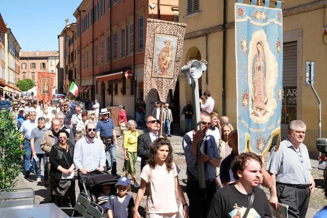 radio__zek's tweet image. Modena ieri: a sinistra i pochi in processione contro i diritti gay; a destra le decine di migliaia che hanno sfilano per i diritti di tutti. Il #ModenaPride ha ‘riparato’ l’odio con l’amore #Pride