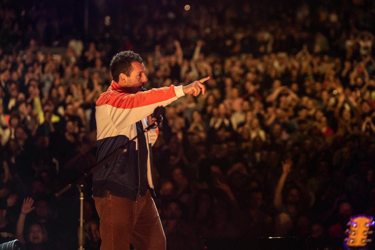 AdamSandler's tweet photo. Beautiful night, Chicago. Thank you! @HollywoodAmpChi https://t.co/IPwVOQS24F