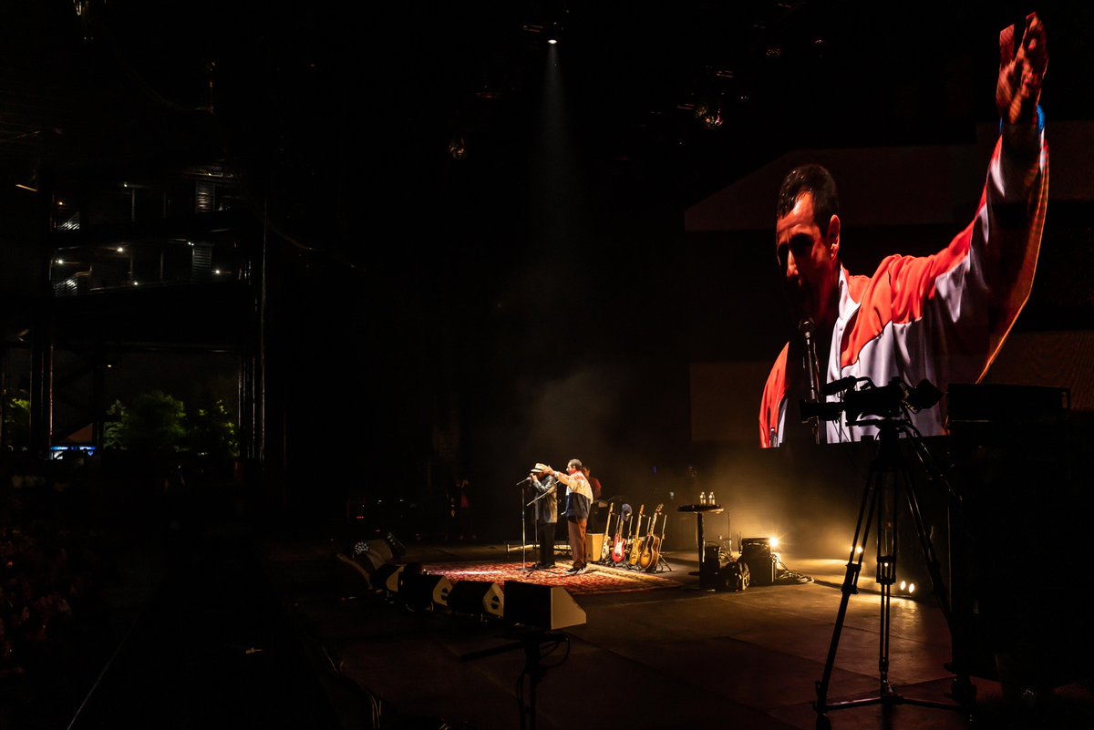 AdamSandler's tweet photo. Beautiful night, Chicago. Thank you! @HollywoodAmpChi https://t.co/IPwVOQS24F