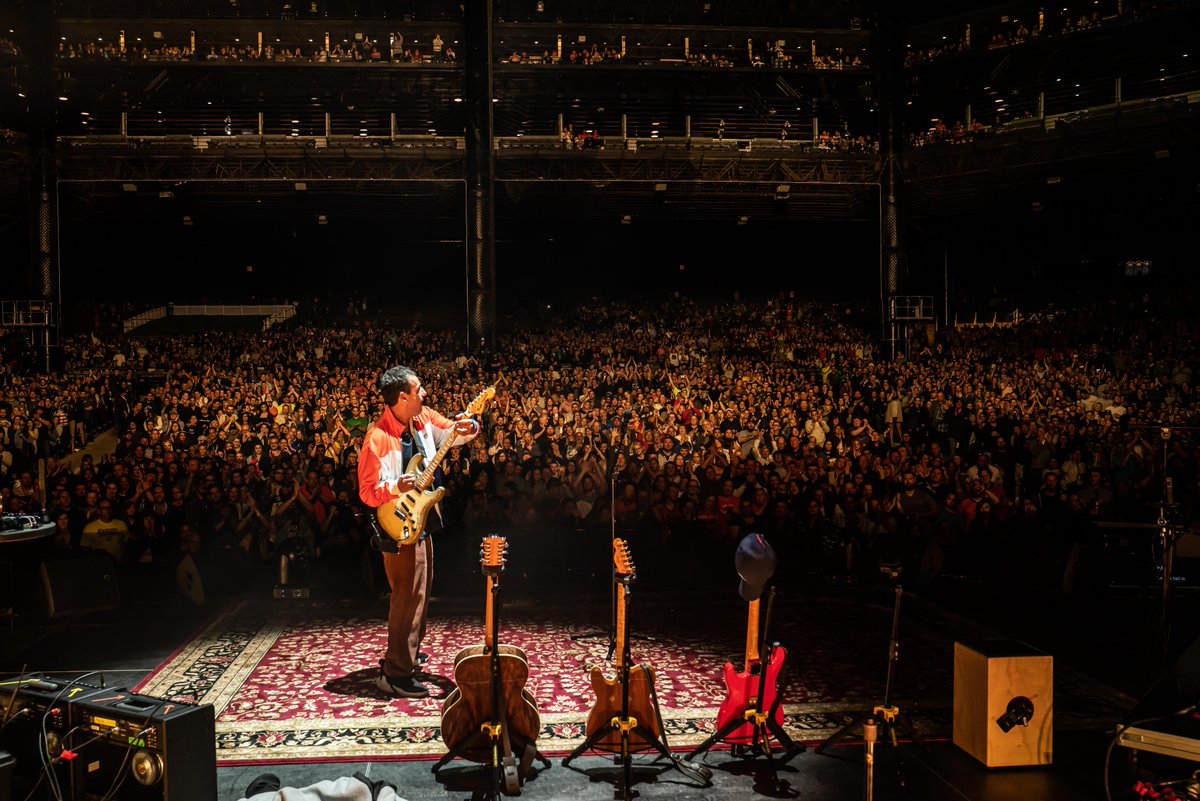 AdamSandler's tweet photo. Beautiful night, Chicago. Thank you! @HollywoodAmpChi https://t.co/IPwVOQS24F
