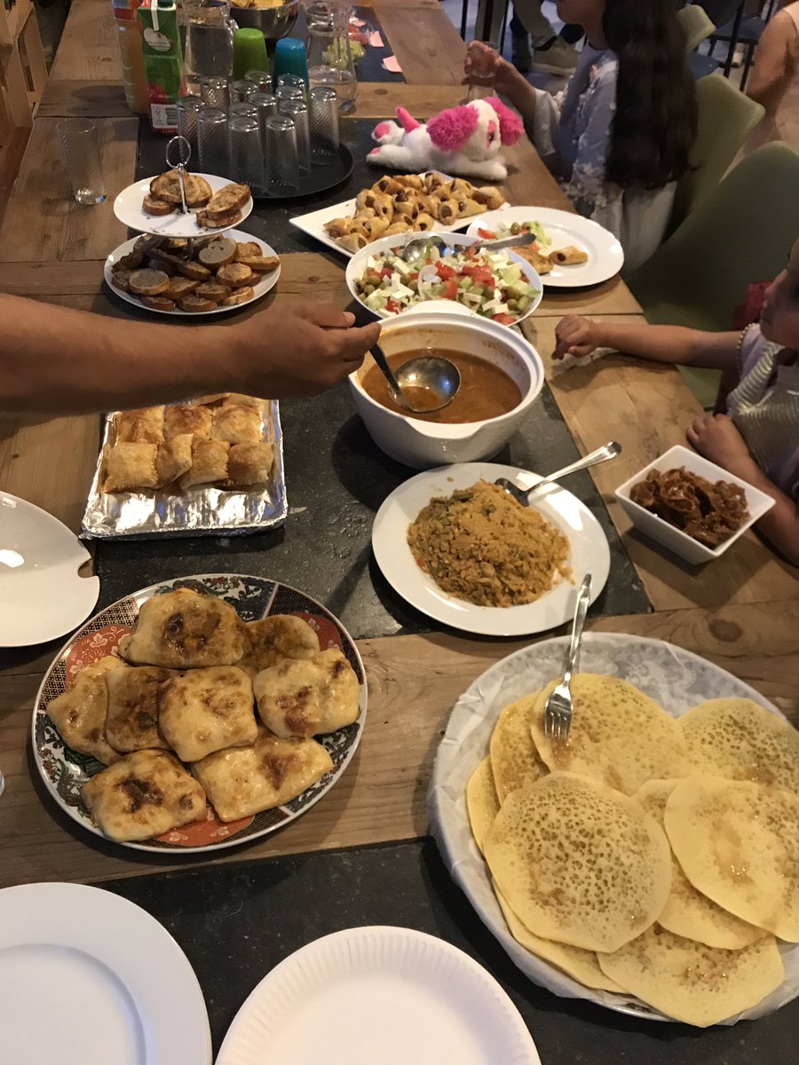 Iftar in de Natuurspeeltuin in Hoge Weide, de kinderen hadden hun ouders uitgenodigd hoe lief is dat🥰 #heldenvanHogeWeide <a href="/DOCKUtrecht/">DOCK Utrecht</a> <a href="/Susanne_DOCK/">Susanne Stokvis</a> <a href="/WBleidscherijn/">Wijkbureau Leidsche Rijn</a>