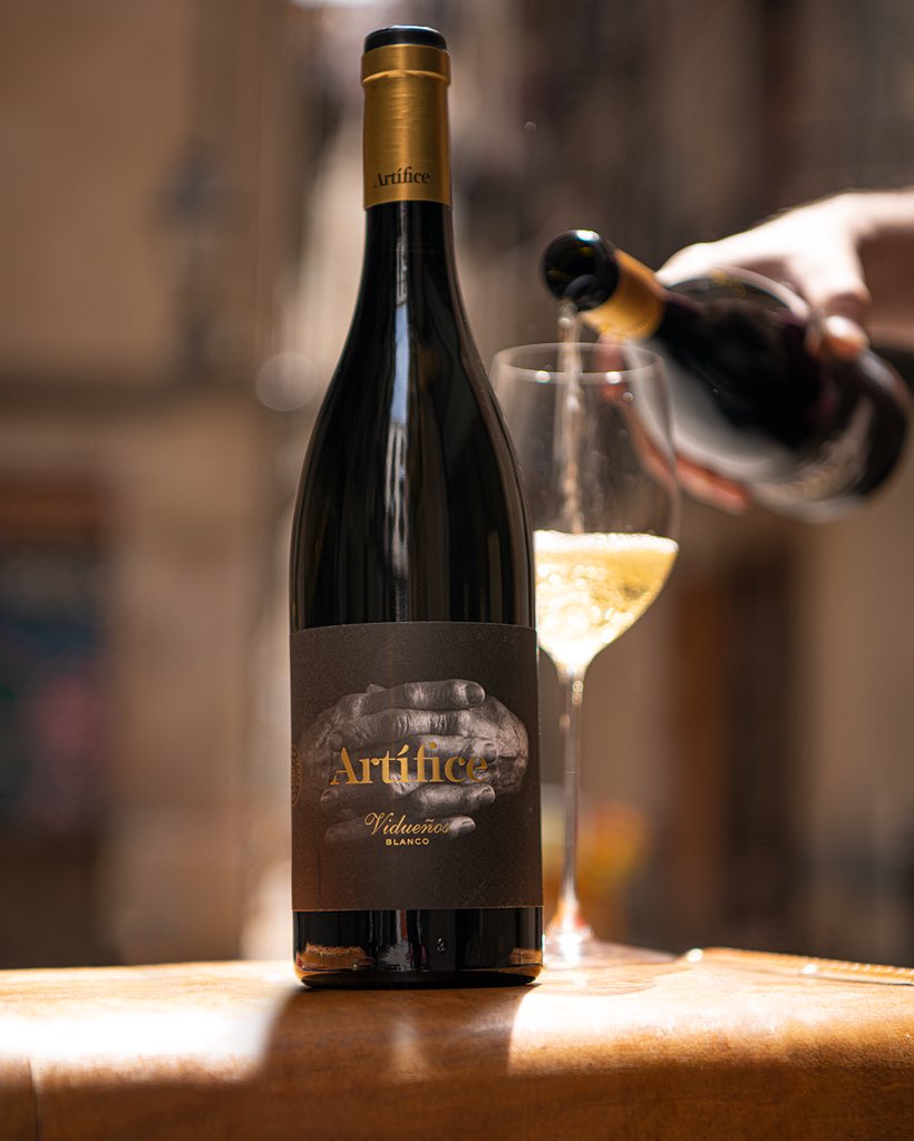 Artífice Vidueños'17 es la nueva añada del proyecto más confidencial de Borja Pérez en Tenerife. Albillo criollo, gual, marmajuelo, listán blanco y forastera gomera con 11 meses de crianza en fudre nuevo de 25hl de roble francés. 3.250 botellas #vinodeldía bit.ly/2Wa01Y0