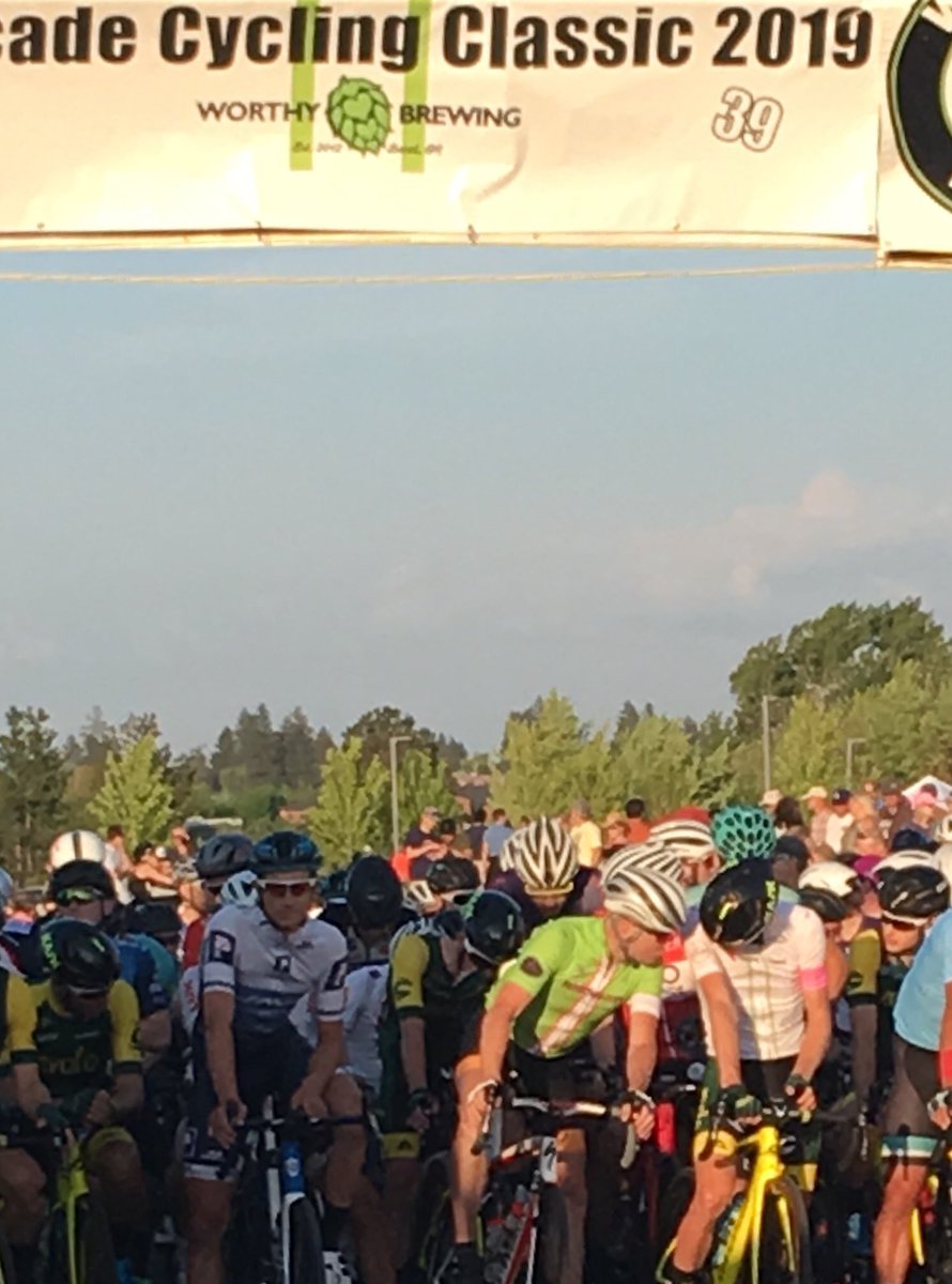 What a crowd Bend residents line the streets ⁦<a href="/CascadeCycling/">Cascade Cycling Classic</a>⁩ Crit Stage 4  #pacificpremierbank #javabikes #bcisinsurance #johnnystree #sh_plus #gizmogear #gsgcyclingwear #decafwheels #bikeshoplv #worldbicyclerelief #lizardskinscycling