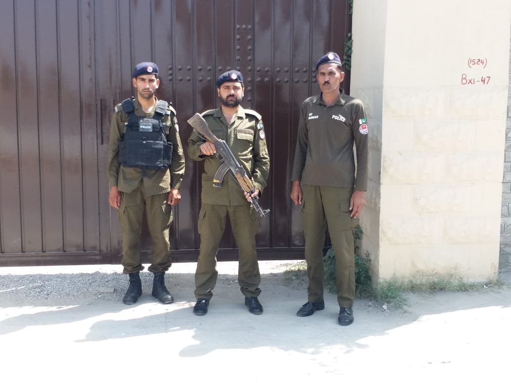 AttockDpo's tweet photo. ہم دھوپ میں مانند دیوار کھڑے ہیں !!!
#AttockPolice #ChurchDuty #UpAndAlert
@OFFICIALDPRPP @RwpPolice @IGPpunjab @policediary15 https://t.co/GDPn6A1doi