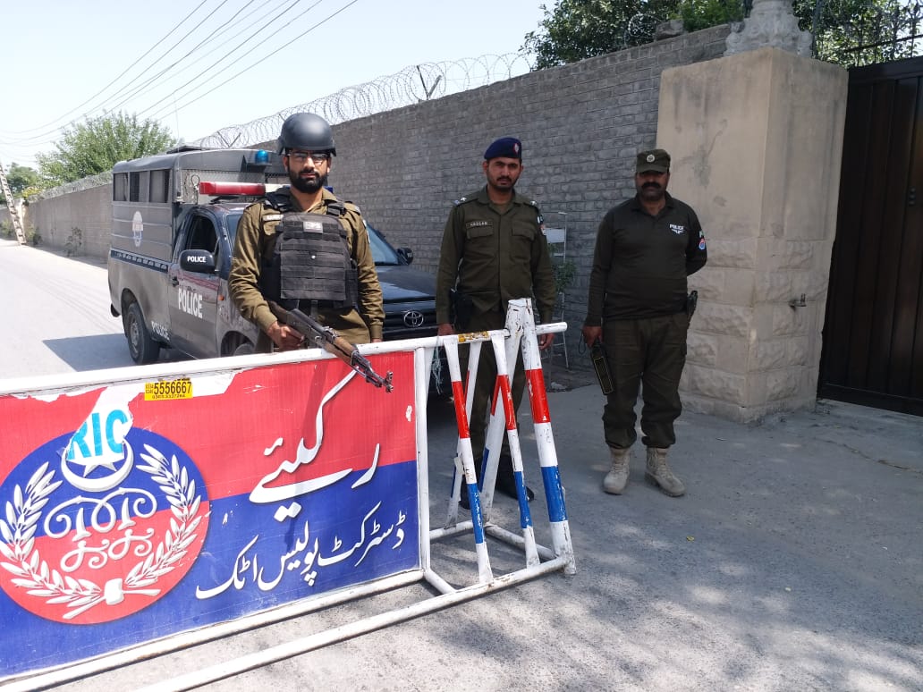 AttockDpo's tweet photo. ہم دھوپ میں مانند دیوار کھڑے ہیں !!!
#AttockPolice #ChurchDuty #UpAndAlert
@OFFICIALDPRPP @RwpPolice @IGPpunjab @policediary15 https://t.co/GDPn6A1doi