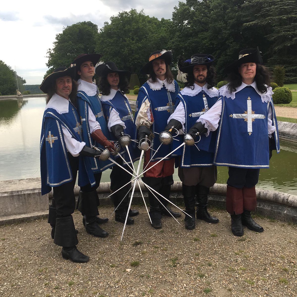 LamesSurSeine's tweet photo. Sommes au #chateaudevauxlevicomte pour la journée #grandsiecle. Duels et soleil en perspective ! #escrimeartistique #duel #dartagnan #mousquetaires #vlv https://t.co/F2OphYIvXt