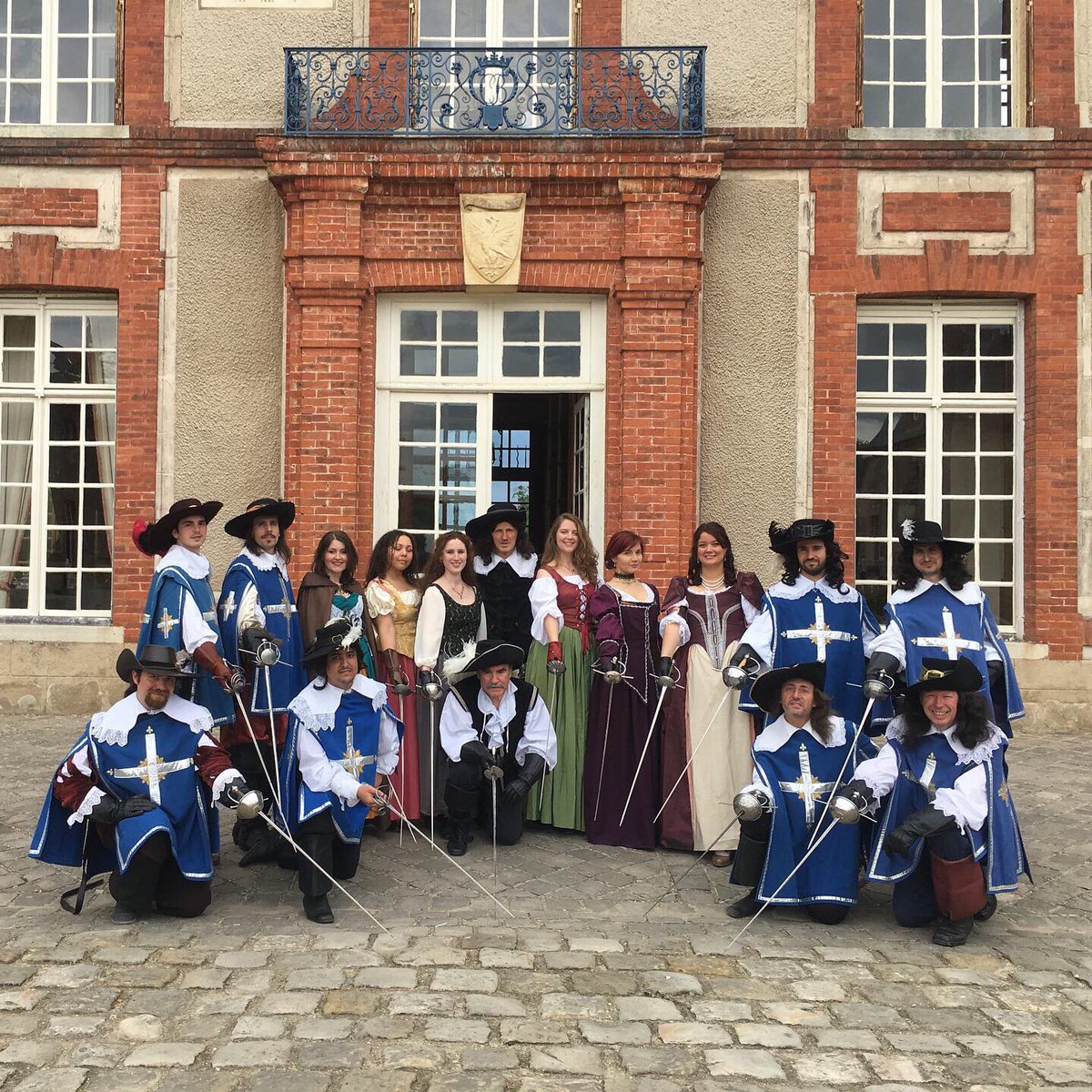 LamesSurSeine's tweet photo. Sommes au #chateaudevauxlevicomte pour la journée #grandsiecle. Duels et soleil en perspective ! #escrimeartistique #duel #dartagnan #mousquetaires #vlv https://t.co/F2OphYIvXt