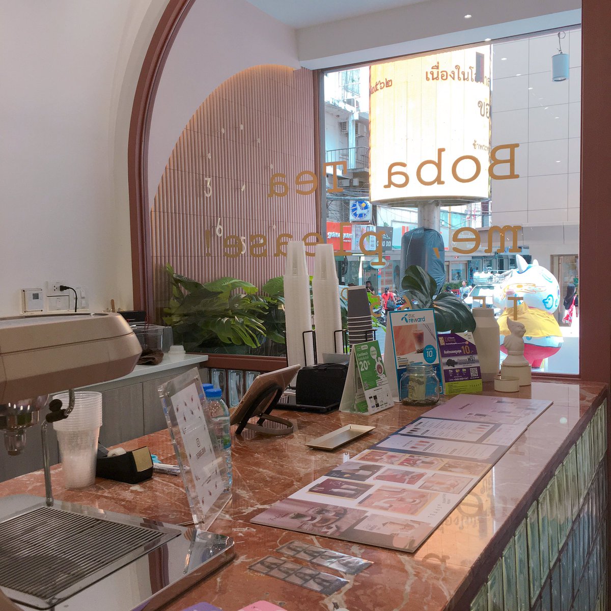 monomaypear's tweet photo. วันนี้มาลองร้าน TEA65 ตรงสยามสแควร์วัน ชอบการแต่งร้านมากเลย น่ารักดี สั่ง Bobalicious (120บาท) เป็นนมสดกับไข่มุกดาร์กชอค ในรูปคือเขย่ารวมกันละ สั่งหวานปกติก็ไม่หวานนะ ใครชอบกินดาร์คชอคลองไปดูได้ ส่วนตัวคิดว่าโอเค แต่ราคาสูงเหมือนกัน วันหลังจะมาลองเมนูอื่น อยากลองชานมกะพวกลิ้นจี่ https://t.co/qhCj1zyIgU