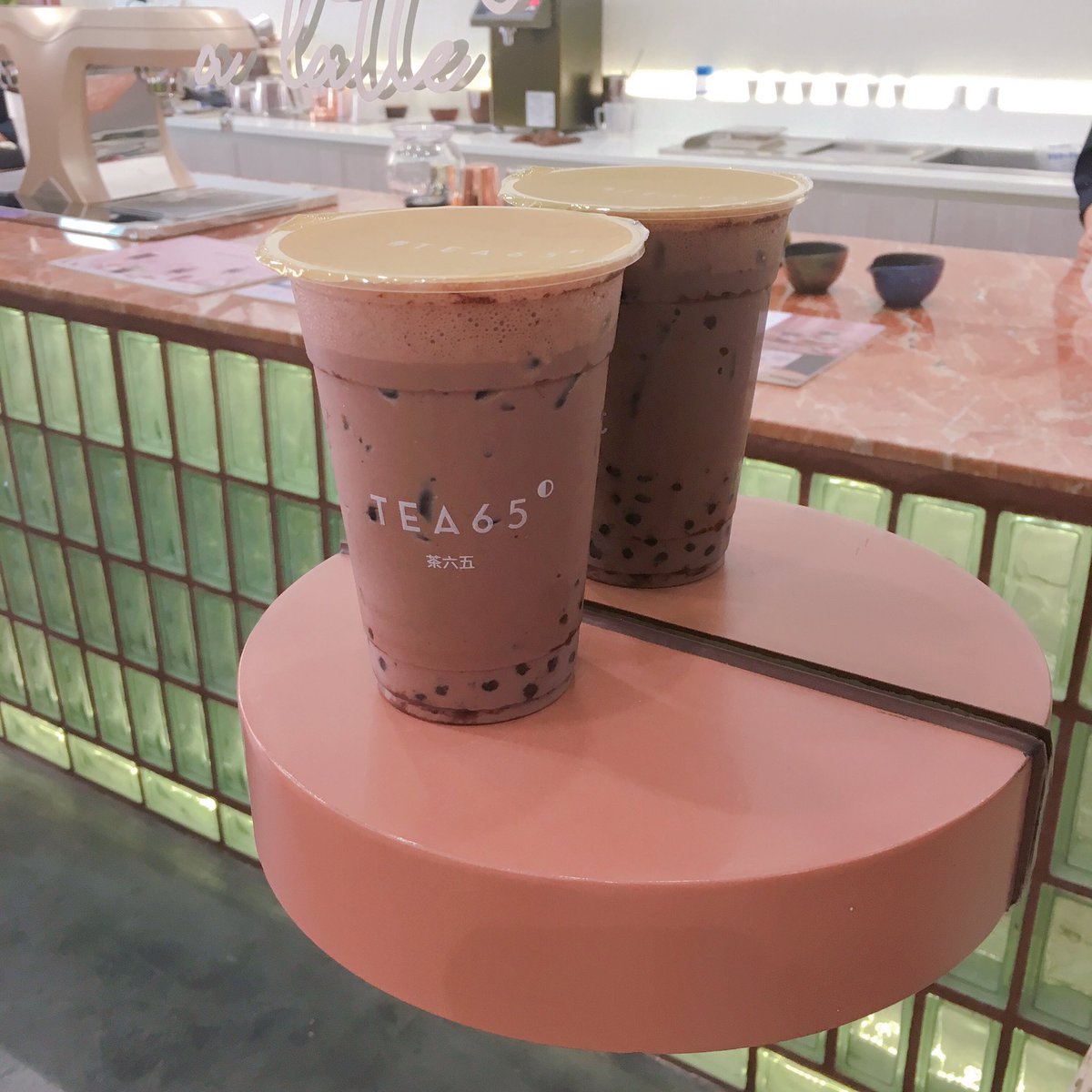 monomaypear's tweet photo. วันนี้มาลองร้าน TEA65 ตรงสยามสแควร์วัน ชอบการแต่งร้านมากเลย น่ารักดี สั่ง Bobalicious (120บาท) เป็นนมสดกับไข่มุกดาร์กชอค ในรูปคือเขย่ารวมกันละ สั่งหวานปกติก็ไม่หวานนะ ใครชอบกินดาร์คชอคลองไปดูได้ ส่วนตัวคิดว่าโอเค แต่ราคาสูงเหมือนกัน วันหลังจะมาลองเมนูอื่น อยากลองชานมกะพวกลิ้นจี่ https://t.co/qhCj1zyIgU