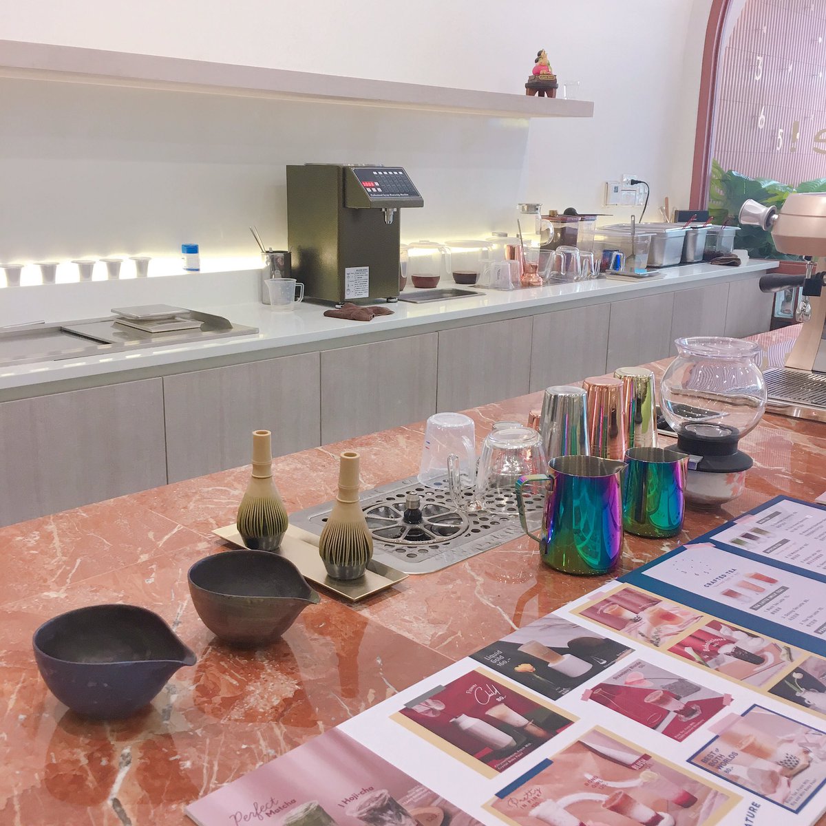 monomaypear's tweet photo. วันนี้มาลองร้าน TEA65 ตรงสยามสแควร์วัน ชอบการแต่งร้านมากเลย น่ารักดี สั่ง Bobalicious (120บาท) เป็นนมสดกับไข่มุกดาร์กชอค ในรูปคือเขย่ารวมกันละ สั่งหวานปกติก็ไม่หวานนะ ใครชอบกินดาร์คชอคลองไปดูได้ ส่วนตัวคิดว่าโอเค แต่ราคาสูงเหมือนกัน วันหลังจะมาลองเมนูอื่น อยากลองชานมกะพวกลิ้นจี่ https://t.co/qhCj1zyIgU
