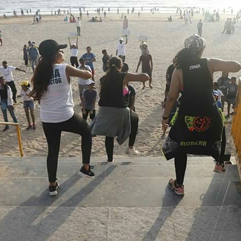 projectmumbai1's tweet photo. Some snapshots from Day 1 at Jallosh Clean - Coasts! Let's keep our enthusiasm rolling on Day 2 as well!!
#jallosh #biggestcleanup #mumbai #beach #river #sea #mumbaikeliyekuchhbhikarega #volunteers #action #protect #environment #nature #weekend #trashtag #india #ecofriendly https://t.co/FFKc3INZW7